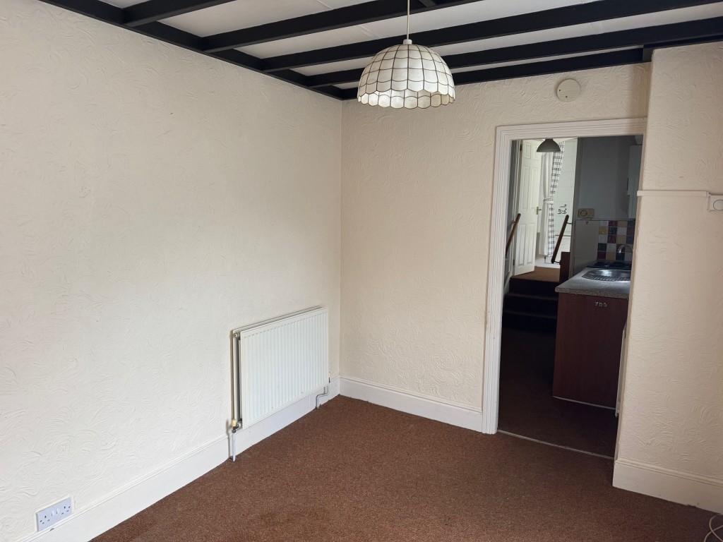 Lot: 145 - TOWN-CENTRE FLAT WITH PRIVATE ACCESS FOR INVESTMENT OR OCCUPATION - Living room